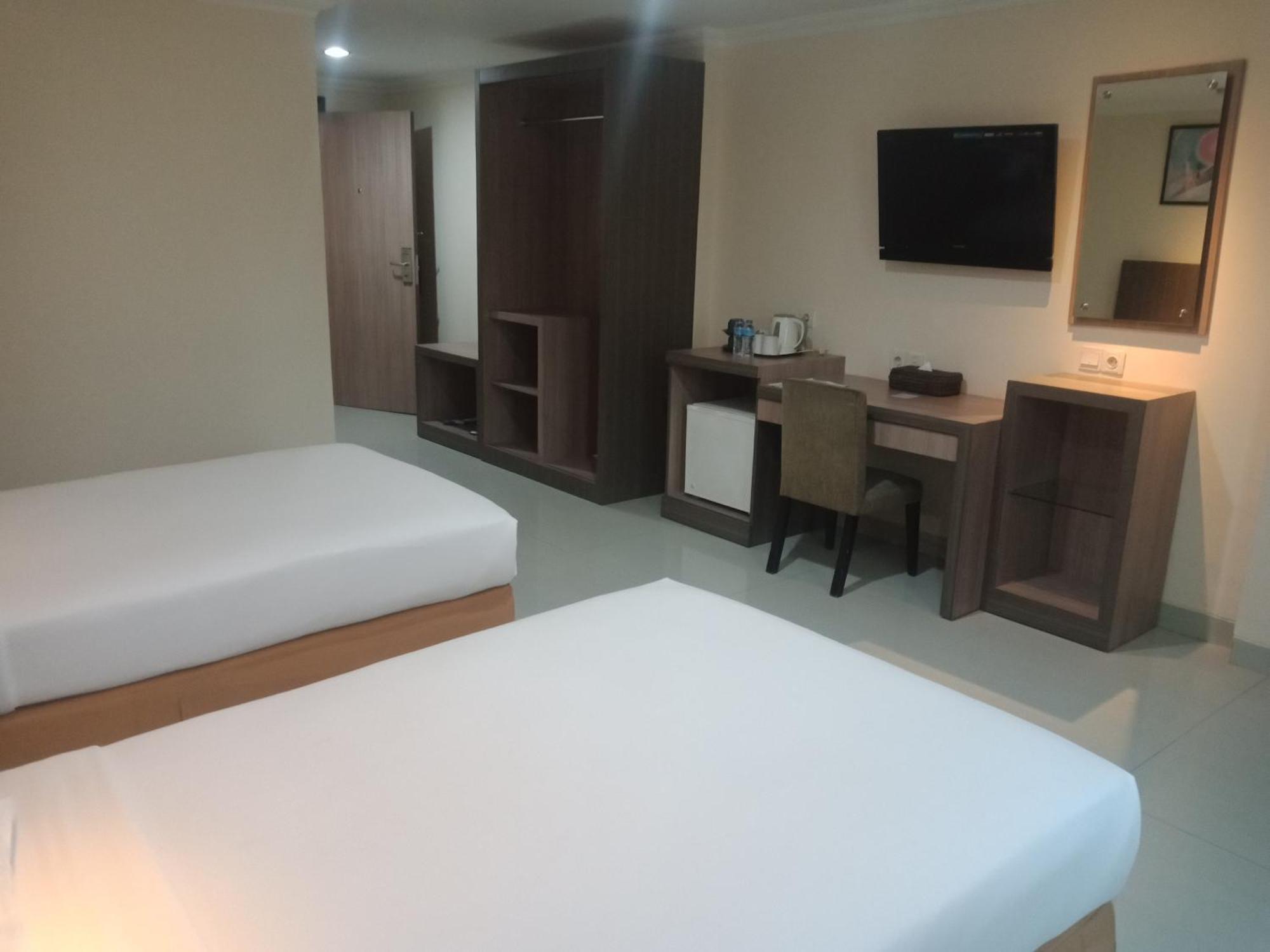 Manise Hotel Амбон Екстериор снимка