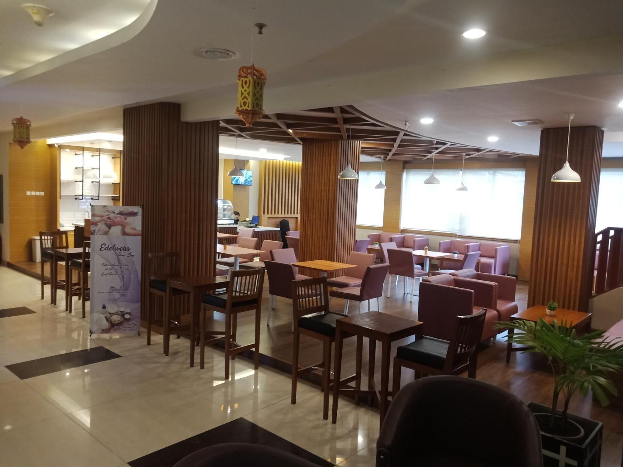 Manise Hotel Амбон Екстериор снимка