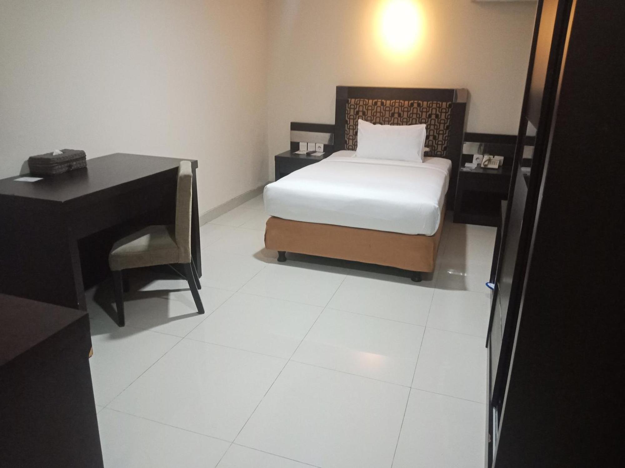 Manise Hotel Амбон Екстериор снимка