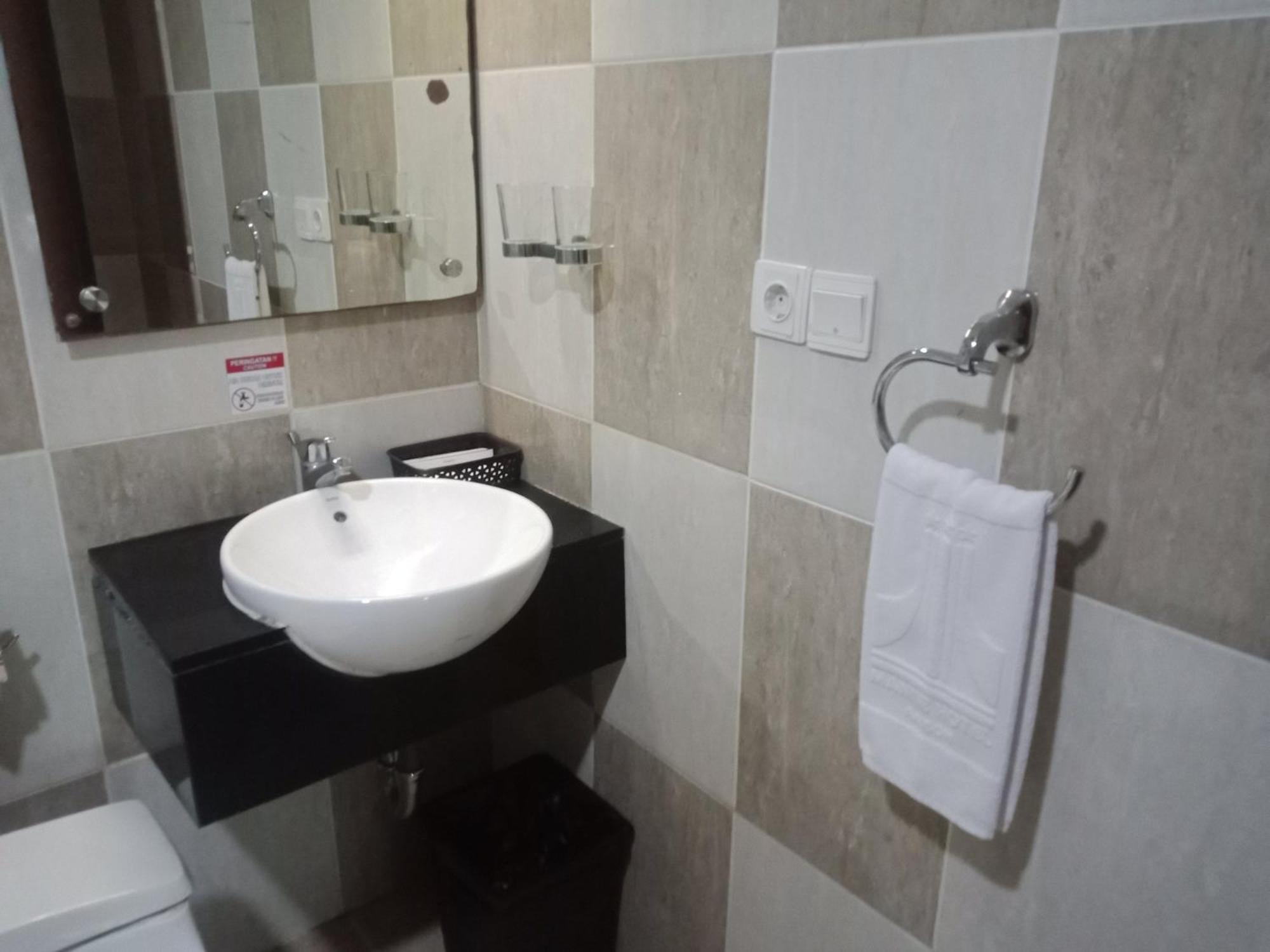 Manise Hotel Амбон Екстериор снимка