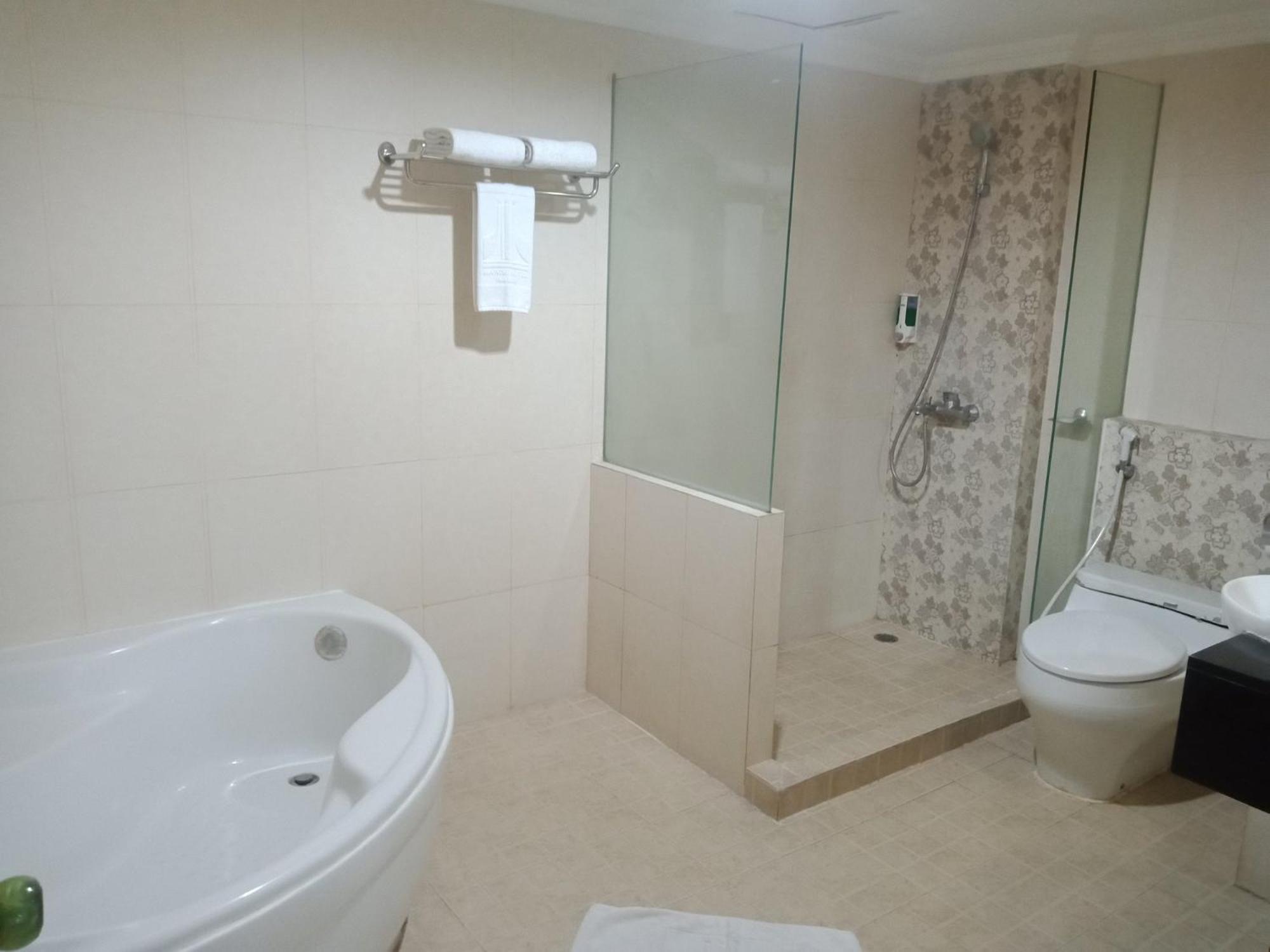 Manise Hotel Амбон Екстериор снимка