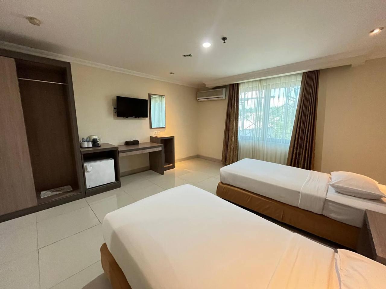 Manise Hotel Амбон Екстериор снимка