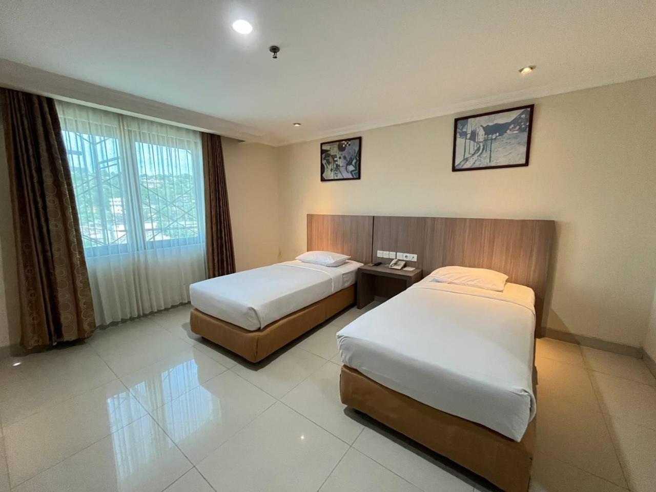 Manise Hotel Амбон Екстериор снимка