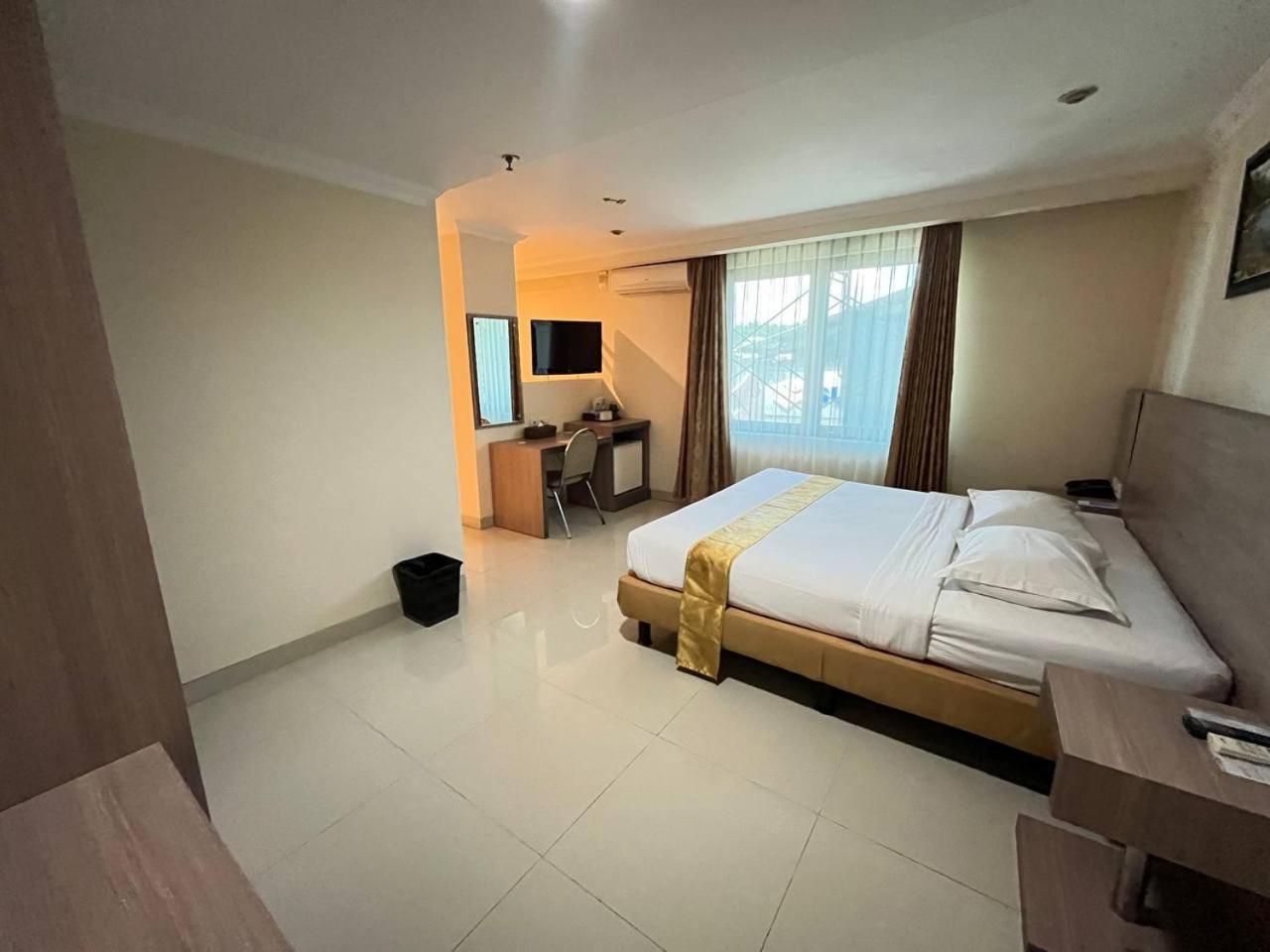 Manise Hotel Амбон Екстериор снимка