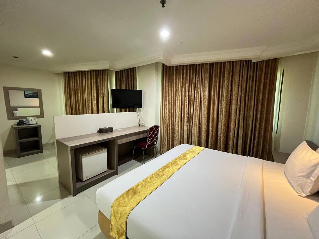 Manise Hotel Амбон Екстериор снимка
